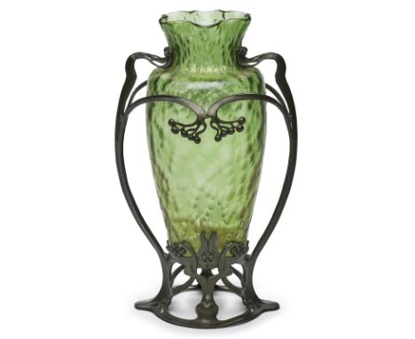 Gr. Vase mit Zinnmontierung,Jugendstil, wohl Österreich um 1900. Grünes Glas, außen irisierend überfangen. Schlanke Amphore m
