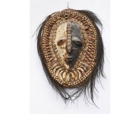Gesutermaske (Sepik), Neu Guinea.Grundgerüst aus Brustbein eines Kasuars, vorderseitig m. Ton anmodellierte menschl. Gesichts