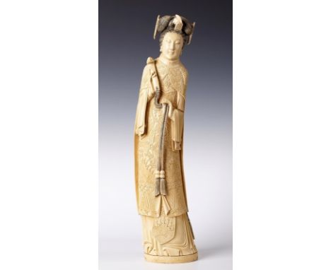 Gr. Hofdame, China 2. Hälfte 19. Jh.Elfenbein, vollrd. geschnitzt, partiell geschwärzt. Standfigur in traditionellem Gewand u