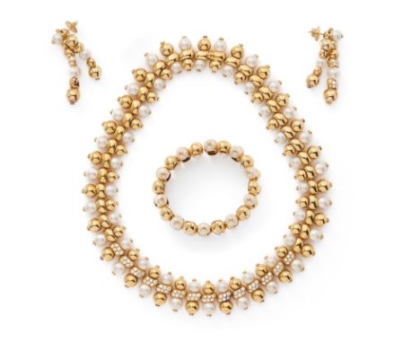 4-tlg. Goldschmuck-Garnitur m. Brillantenu. Perlen. 18 kt GG, besetzt m. zahlr. weißen Perlen u. 144 Brillanten v. zus. ca. 6
