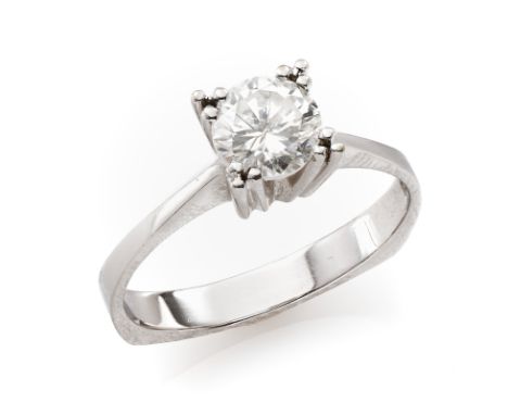Brillant-Solitär-Ring.14 kt WG, besetzt m. 1 Brillant v. 1,023 ct (Farbe leicht getönt/ Reinheit piqué). Schmale polierte Rin