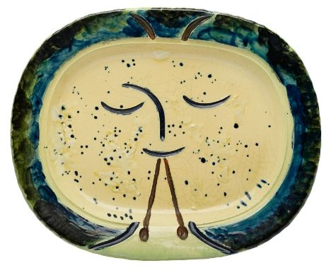 Ovale Platte "Joueur de Diaule",Madoura Edition Picasso 1947. Expl. 79/ 200. Heller Scherben, gelblich glasiert, braun/ blau 