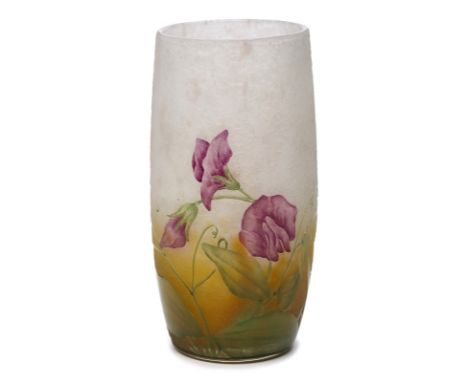 Kl. Vase mit Veilchen-Dekor,Daum Nancy um 1920. Farbloses Glas m. Pulvereinschmelzung in Weiß u. Gelb, außen farbig bemalt. H