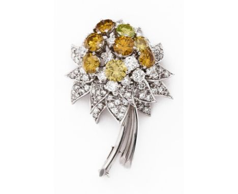 Kl. Diamant-Blumen-Brosche.18 kt WG, besetzt m. 5 fancy orangefarbenen Brillanten v. zus. ca. 1 ct, 3 gelben Brillanten v. zu