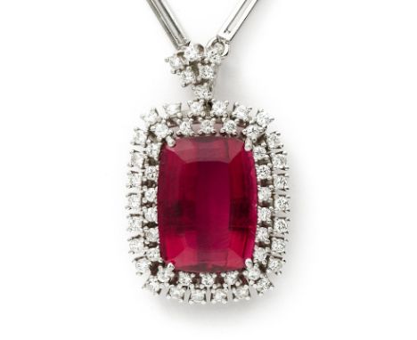 Turmalin-Diamant-Collier.18 kt WG. Rechteckiger seitl. gewölbter Anhänger mittig besetzt m. 1 gr. pinken facettierten Turmali