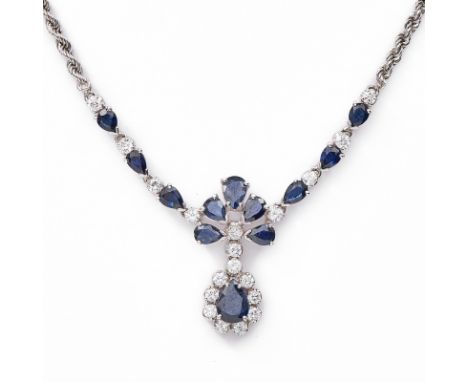 Saphir-Brillant-Collier.18 kt WG, Mittelteil besetzt m. 1 gr. u. 11 kl. tropfenförmig facettierten Saphiren sowie 19 Brillant