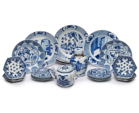 Konvolut Serviceteile, China wohl 18. Jh.Porzellan m. Blaudekor. Versch. Formen m. versch. Dekoren u. Figurenszenen, floralen