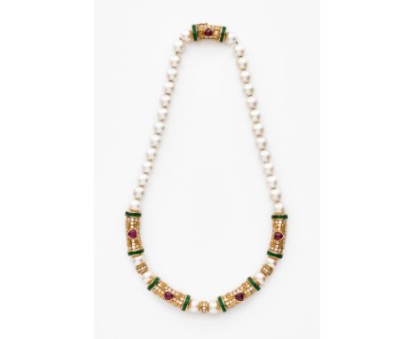 Perlenkette m. Gold, Brillanten, Smaragdenu. Rubinen. Weiße Zuchtperlen/18 kt GG. Perlenkette im Mittelteil in regelmäßigem A