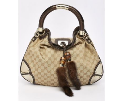 Handtasche "Bamboo Indy", Gucci um 2020.Beiges Monogr. Canvas, Leder in braun-metallic, goldfarbene Metall-Elemente. Lockere 
