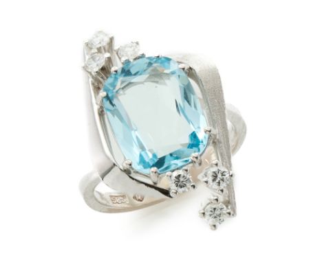 Aquamarin-Brillant-Ring.14 kt WG, mittig besetzt m. 1 Aquamarin im Scherenschliff (ca. 13 x 10 mm) flankiert v. 6 Brillanten 