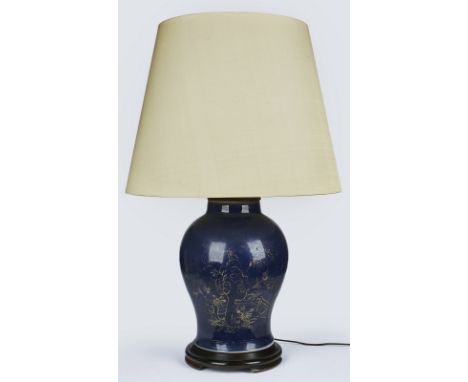 Gr. Lampe aus Vase, China wohl 18. Jh.Porzellan m. Glasur in "Powder-Blue" m. Gold- Bemalung, schauseitig Gartenszene, verso 