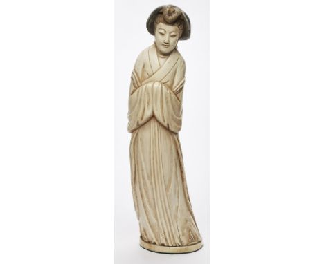 Dame, China Ende 19. Jh.Elfenbein, vollrd. geschnitzt, partiell geschwärzt. Standfigur in traditionellem Gewand u. Frisur, d.