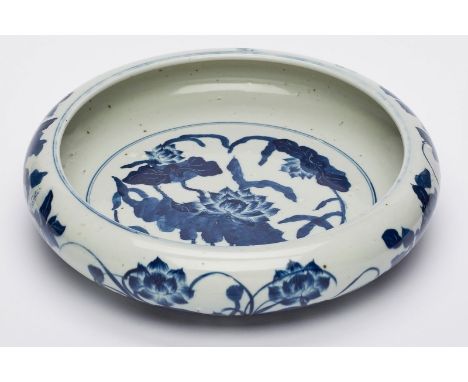 Runde Schale "Lotos",China wohl Ende 19. Jh. Porzellan m. Blaumalerei. Flache Form m. gewölbtem, nach innen gezogenem Rand. S