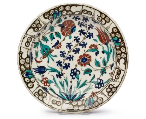 Runde Schale, Iznik wohl Anf. 17. Jh.Heller Scherben, schwarz/ rot/ grün u. blau bemalt, glasiert. Glatte, runde Form m. ausg