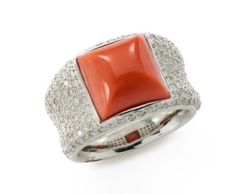 Breiter Brillant-Ring m. Koralle, Juw. HansPaul Buchwald, Frankfurt 2. Hälfte 20. Jh. 18 kt WG, mittig besetzt m. 1 gr. quadr