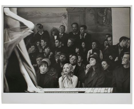 S/W-Fotografie Barbara Klemmgeb. 1939 Münster "Madonna bei der Haute Couture, Paris" 1993 verso sign., bez., dat. sowie mit d