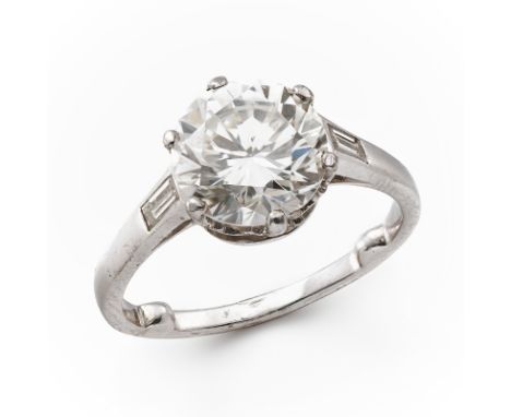 Brillant-Solitär-Ring.18 kt WG, besetzt m. 1 Brillant v. ca. 3 ct (Farbe leicht getönt/ Reinheit vvsi) sowie 2 Diamant-Baguet