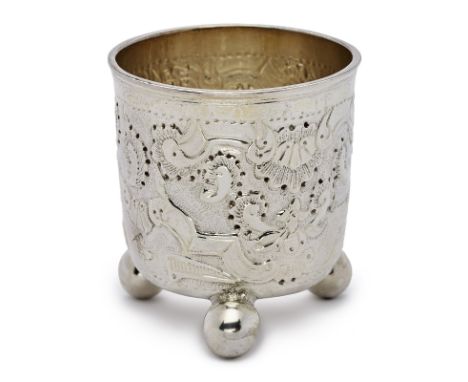 Kl. Kugelfußbecher, Rokoko,Moskau um 1750. Silber, innen vergoldet. Beschau Moskau (berieben), Beschaumeister (wohl A. Kusmin
