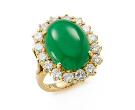 Gr. ovaler Smaragd-Brillant-Ring.18 kt GG, mittig besetzt m. 1 gr. ovalen Smaragd-Cabochon v. 11,35 ct umgeben v. 16 Brillant