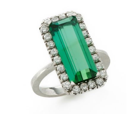 Turmalin-Brillant-Ring.18 kt WG, mittig besetzt m. 1 grünen Turmalin im Tafelschliff (ca. 16 x 7 mm) umgeben v. 24 kl. Brilla