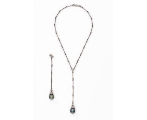2-tlg. Schmuck-Set m. Brillanten u. Perlen.18 kt WG, insg. besetzt m. 2 gr. grauen Zuchtperlen, 2 Brillanten v. zus. ca. 0,40