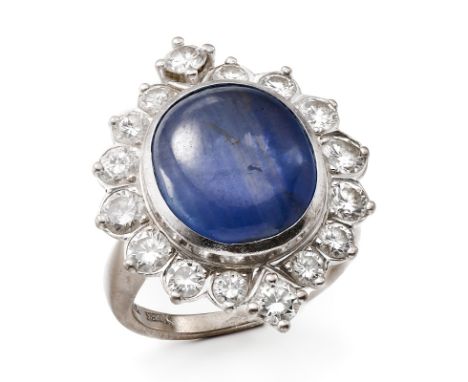 Saphir-Brillant-Ring.18 kt WG, mittig besetzt m. 1 gr. ovalen Saphir-Cabochon (ca. 14 x 12 mm) umgeben v. 16 Brillanten v. zu