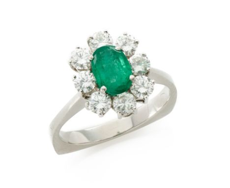 Smaragd-Brillant-Ring.18 kt WG, mittig besetzt m. 1 oval facettierten Smaragd (ca. 7,5 x 5 mm) umgeben v. 8 Brillanten v. zus