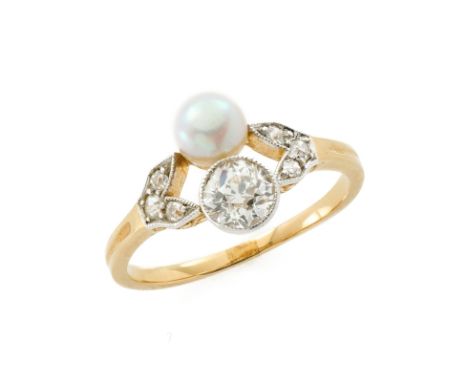 Kl. Perl-Diamant-Ring, Jugendstil um 1900.14 kt GG/WG, besetzt m. 1 gr. Altschliff-Diamant v. ca. 0,50 ct u. 6 kl. Altschliff