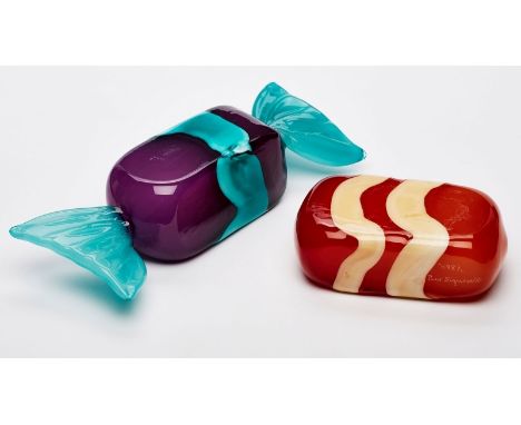 Paar Zierobjekte "Bonbons", Murano 1987.Buntes Glas. Versch. rechteckige Form, 1 x m. verdrehten Enden. Jew. am Boden geritzt