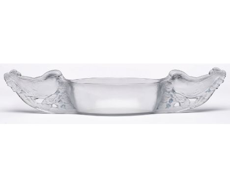 Tafelaufsatz, Art Deco, Lalique um 1920.Farbloses Glas, mattiert. Leicht bauchige Schale auf linsenförm. Grundriss, d. Enden 