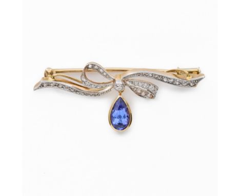 Schleifenförmiger Saphir-Diamant-Anhänger/Brosche, um 1920. 18 kt GG/Platin, besetzt m. 1 facettierten Saphir- Tropfen v. ca.
