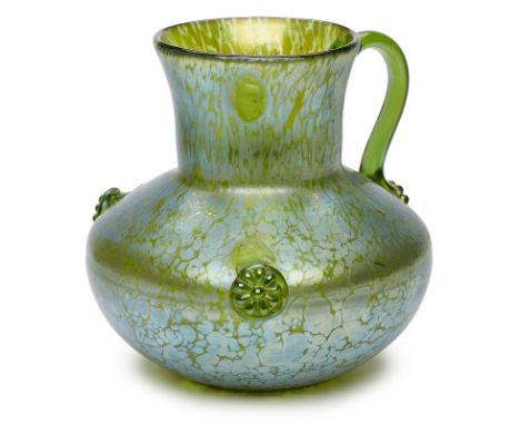 Henkelvase, Jugendstil,wohl Loetz Wwe. um 1910. Grünes Glas m. gelber Splittereinschmelzung, irisierend überfangen. Kugeliger