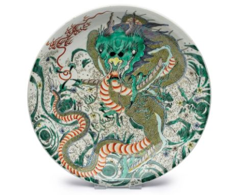 Schale "Drache", Kangxi, China wohl 18. Jh.Porzellan m. farbigem Emaille-Dekor d. sog. "Familie Vert". Glatt gemuldete Schale