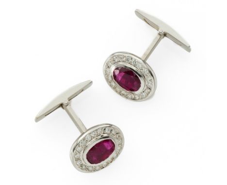 Paar Manschettenknöpfe m. Rubinenu. Brillanten. 18 kt WG, jew. mittig besetzt m. 1 oval facettierten Rubin (ca. 8 x 6 mm) umg
