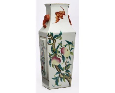 Vase mit Früchtedekor, China wohl um 1900.Porzellan m. farbigem Emailledekor. Von recht- eckigem Grundriss aufsteigender, sic