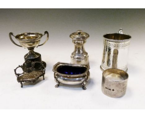 Assorted small items of silver to include; Victorian christening mug, London 1861, sponsor Robert Hennell, 7.5cm high excludi