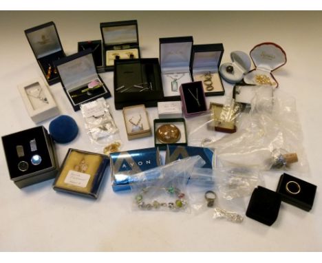 Costume jewellery - Selection of boxed and loose examples to include; cufflinks, brooches, rings, etc  