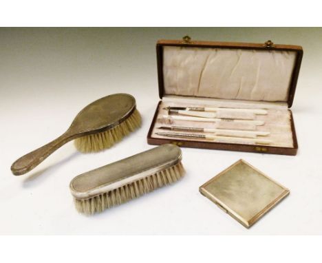 George VI silver powder compact of engine turned square form, London 1939, together with hand brush and clothes brush and an 