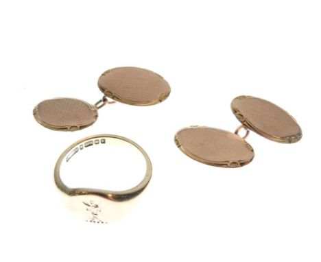 Pair of 9ct gold oval cufflinks with engine-turned decoration, together with a 9ct gold signet ring, size K, 12.1g gross appr