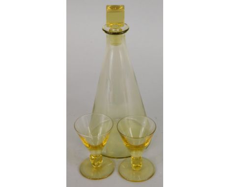 A French Art Deco glass spirit decanter, with cube shaped stopper, and two matching glasses.