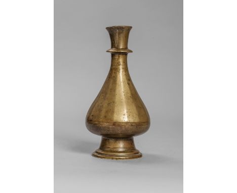 Hukka, flacon de narghileh sur piédouche piriforme Bronze Inde Moghole 19 ème siècle  23 cm
