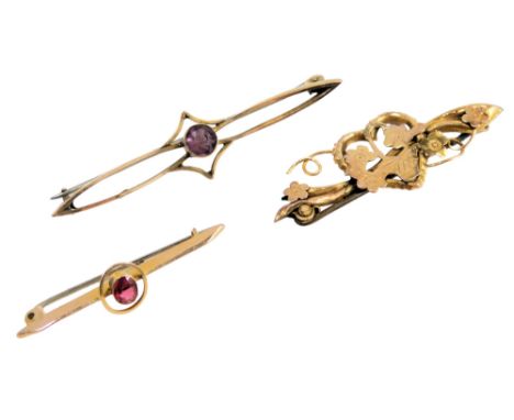 Three 9ct gold bar brooches, two stone set, to include garnet and amethyst, and a basket of flowers decorated bar brooch, 5cm