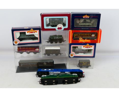 Bachmann - Hornby - Others - An unboxed Hornby diesel locomotive with a small group of boxed and unboxed OO gauge rolling sto
