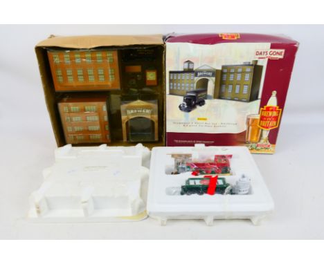 Bachmann - Lledo - A #BB1002 Scammell 6 Wheeler Box Van - Whitbread & 3 piece Tin Plate Brewery and A OO gauge Coca-Cola Holi