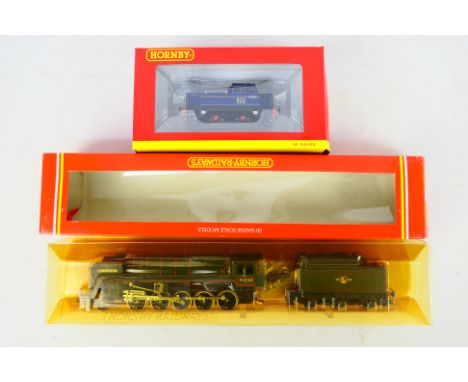 Hornby - Two boxed OO gauge locomotives from Hornby. Lot consists of Hornby R373 Class 9F 2-10-0 steam locomotive and tender 