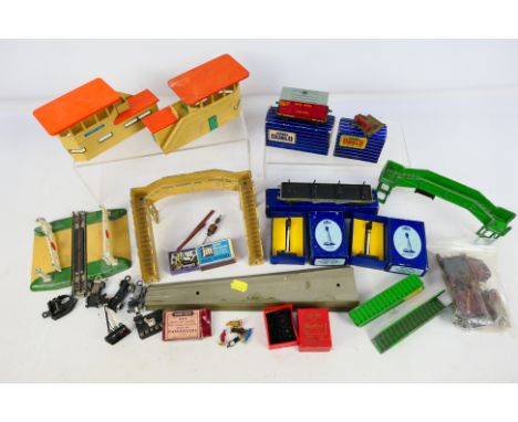 Hornby Dublo - a collection of OO scale scenics and accessories comprising BOXED  2 off colour light signals, buffer stops, l