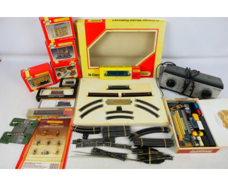 Hornby Minitrix - Arnold - Graham Farish - A collection of N gauge items including a boxed set with track (in wrong box), Die
