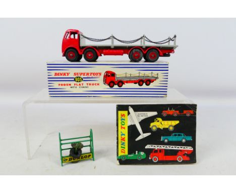 Dinky Supertoys - A diecast Foden Flat Truck with Chains #905. Item has some small paint chips around the body but is overall