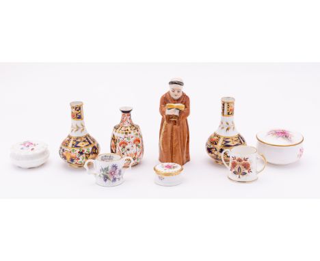 A mixed lot of English porcelain small wares including a pair of Derby Imari pattern small bottles, crowned D marks, 9cm; a R