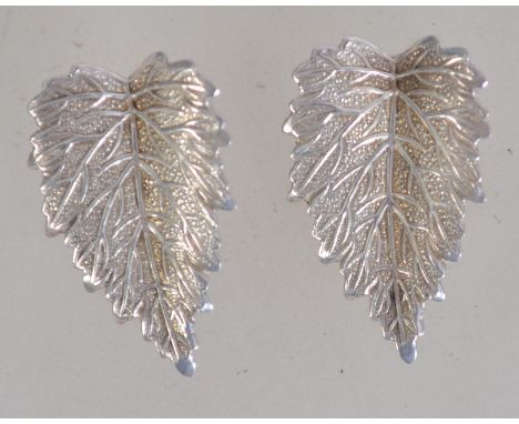 A pair of vintage 925 silver  clip on earrings in leaf form. Marked Sterling Silver. Measures 2.5cms. Weight 3.4g.